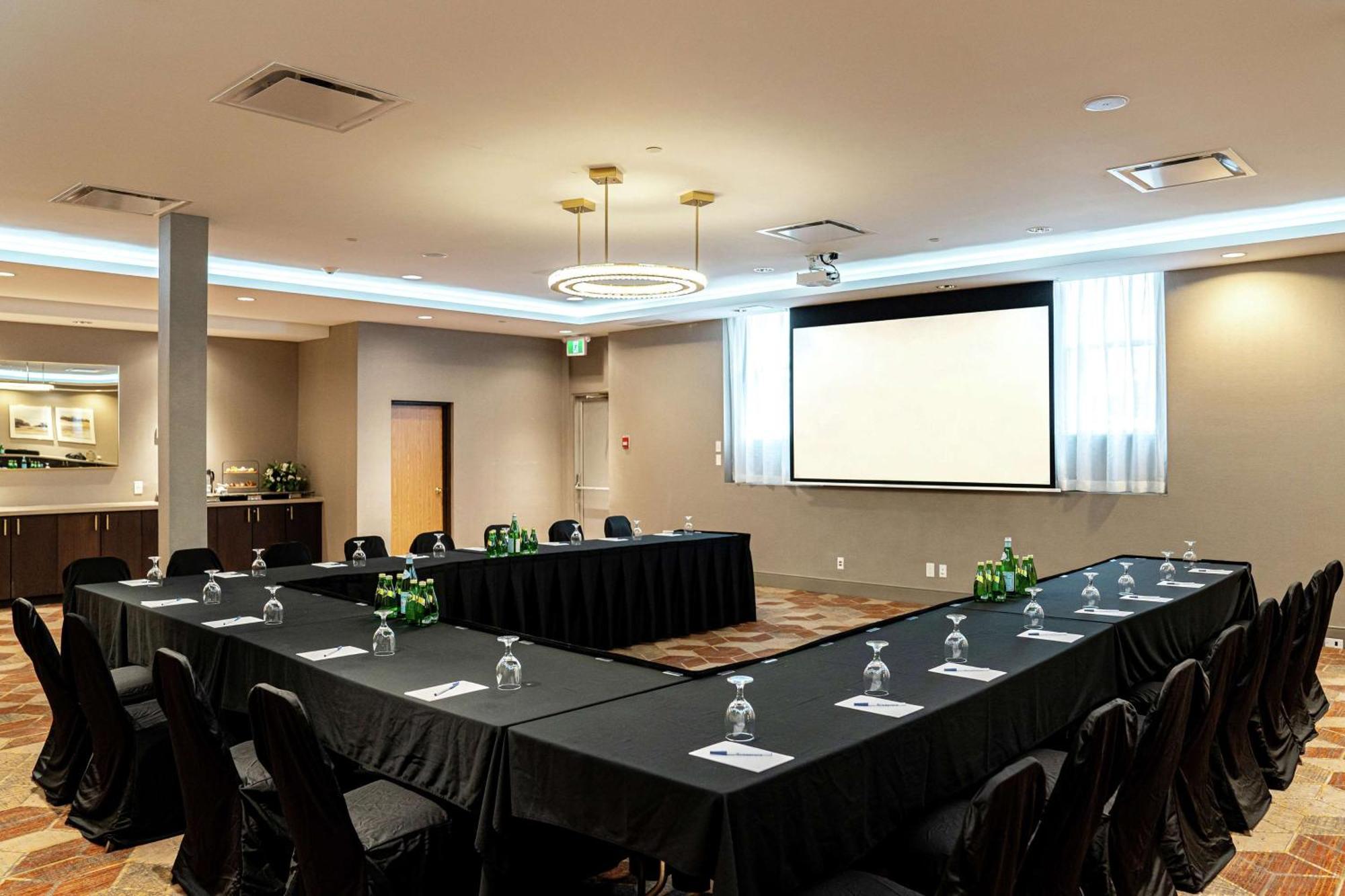 Doubletree By Hilton Kitchener Hotell Exteriör bild